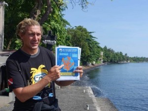 Sustainable diving - Dive guide giving a detailed briefing about good environmental practices for snorkeling, diving and boating