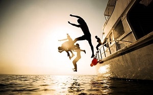 Groupe d'amis sautant d'un bateau, Satayah, Marsa Alam, Egypte